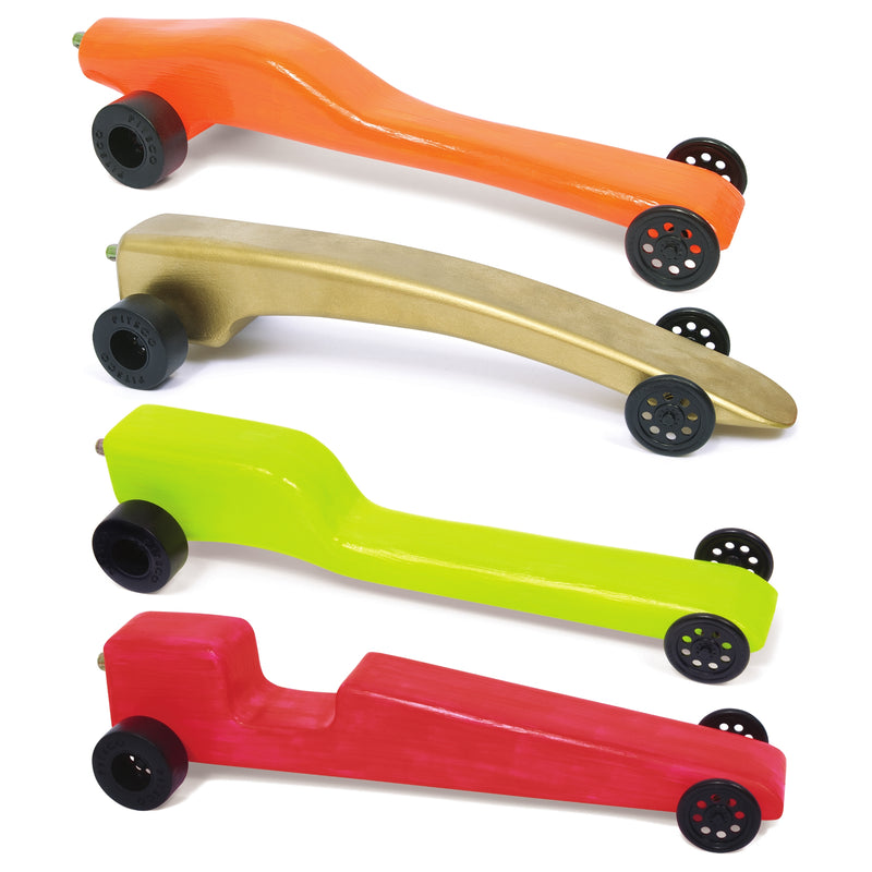 Cuatro dragsters acabados pintados de naranja, dorado, verde lima y rojo, cada uno con llantas negras
